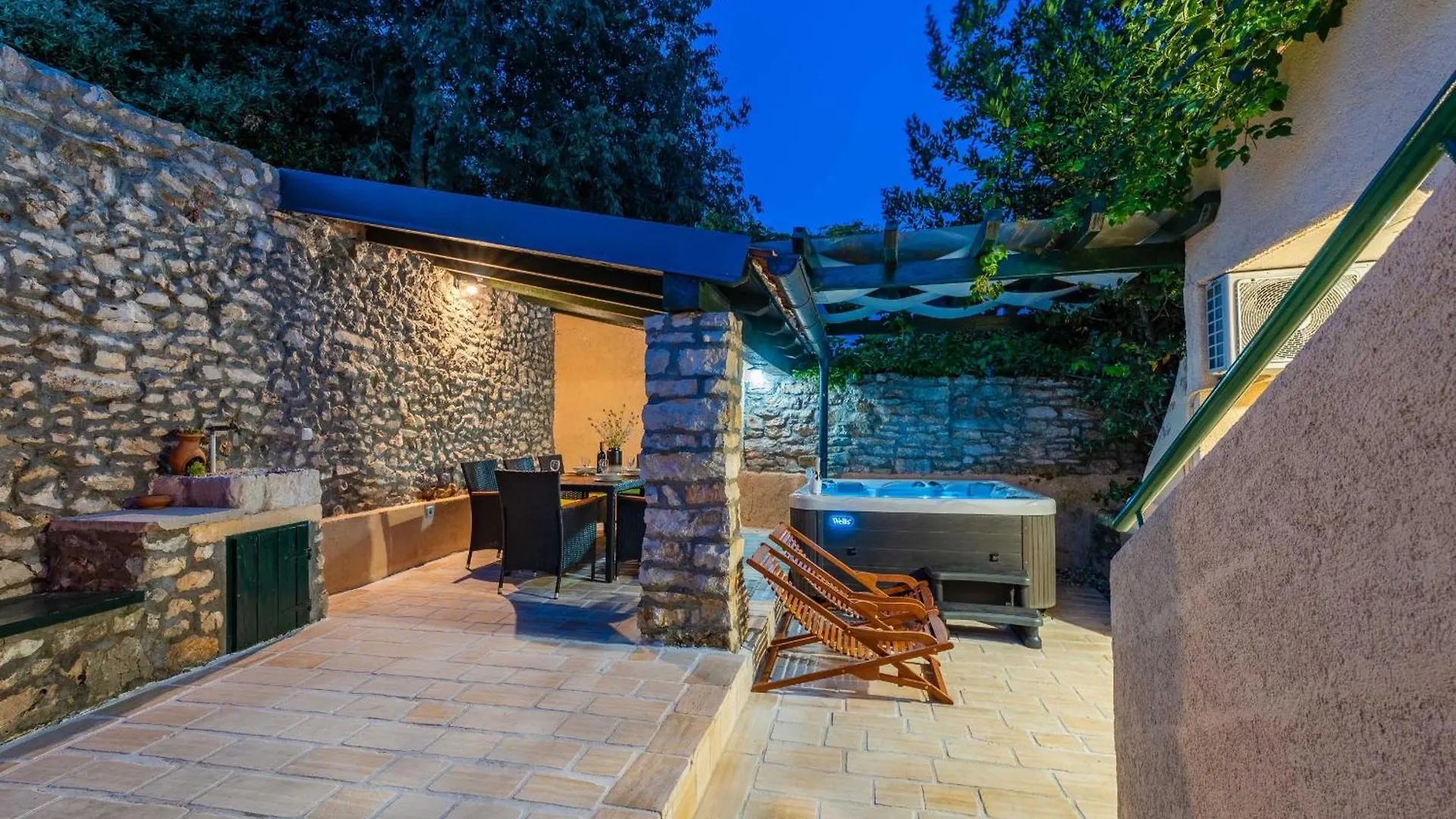 Holiday home Stone Holiday House Zara With Jacuzzi Sukosan