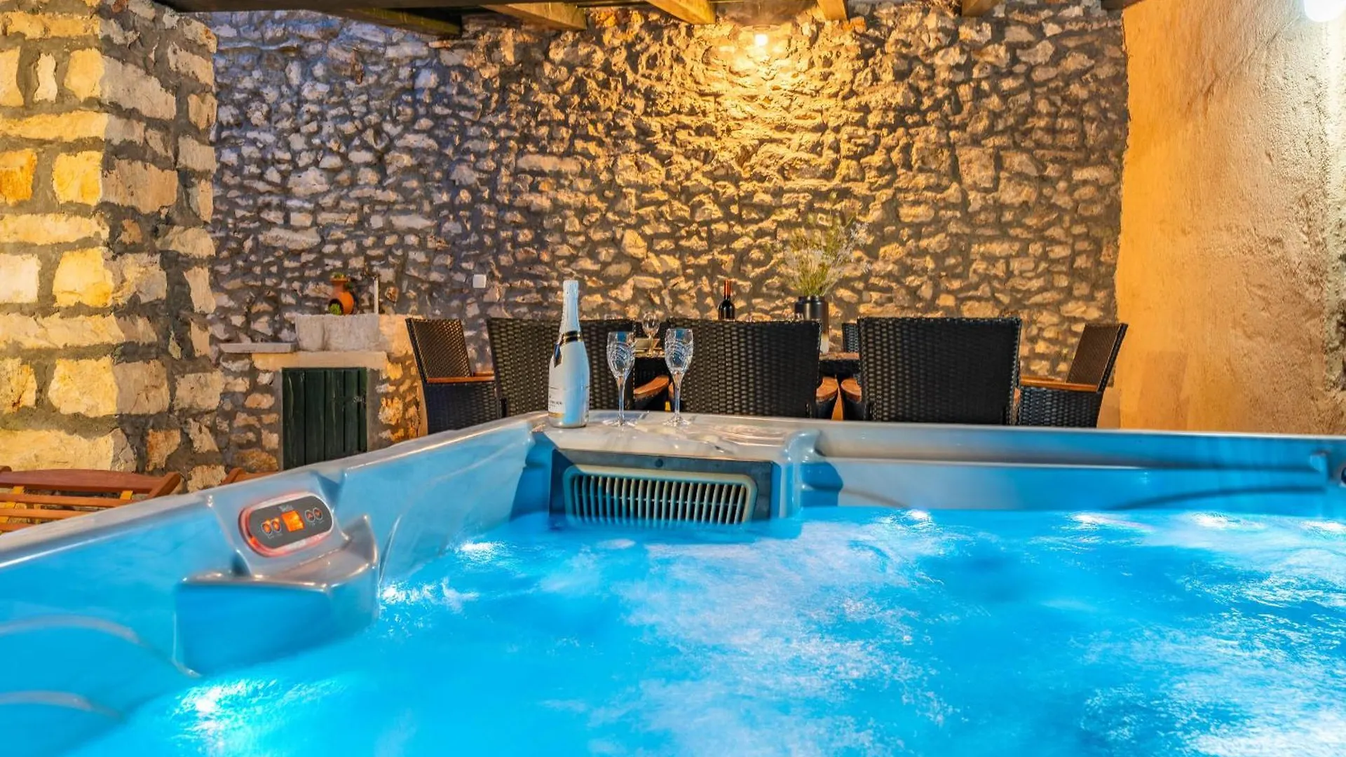Stone Holiday House Zara With Jacuzzi Sukosan